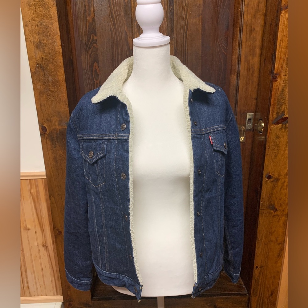 🤩 Levi’s Woman’s Dark Blue Wash Denim Jacket sz M